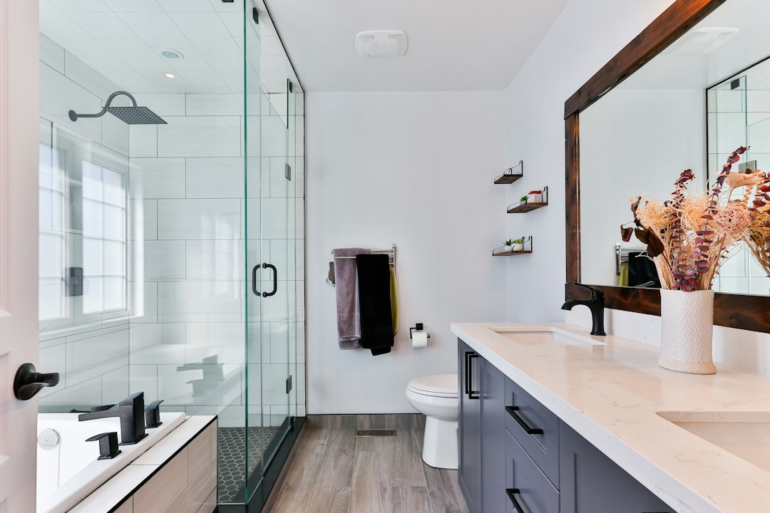 Banyo yenileme seçeneklerini anlatan temsili modern banyo fotoğrafı
